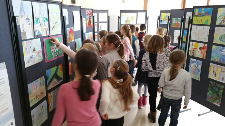 Kiállítás a rajzpályázat képeiből Kiállítás a rajzpályázat képeiből