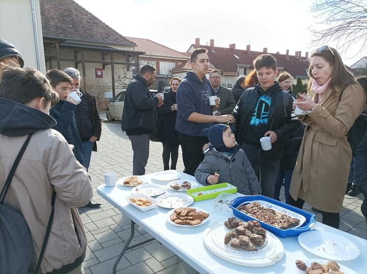 Tea és sütemény egy közösségben Tea és sütemény egy közösségben